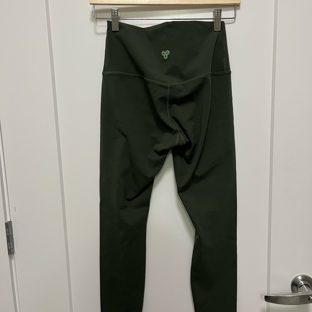 Aritzia TNA Sleek material, Green Leggings! Size 6